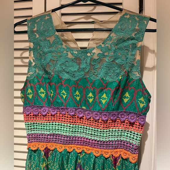 100% silk dress with embroidery and 100% cotton lining. - Picture 5 of 6